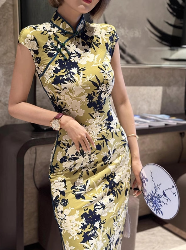 Yellow cheongsam. Floral short-sleeved cheongsam.