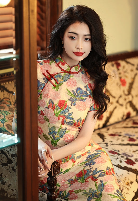 Elegant floral cheongsam. Chinese Qipao dress.