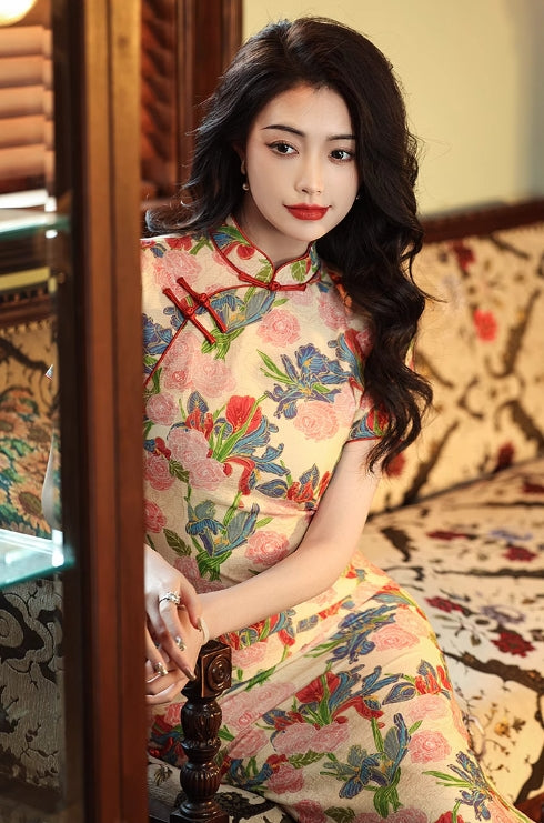 Elegant floral cheongsam. Chinese Qipao dress.