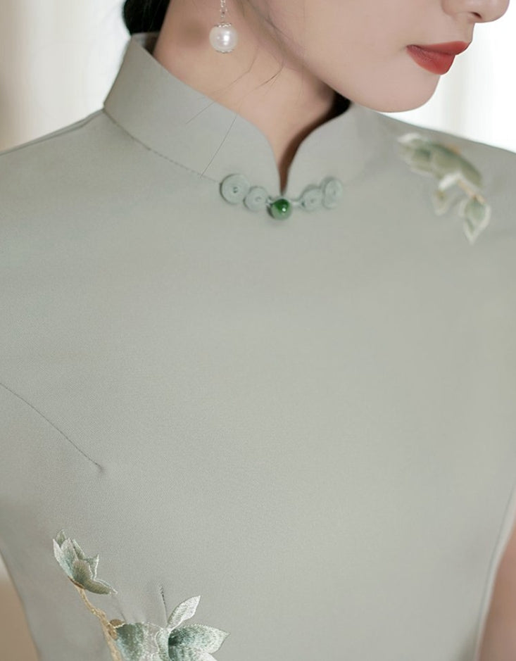 Green A-line cheongsam. Short sleeve cheongsam.