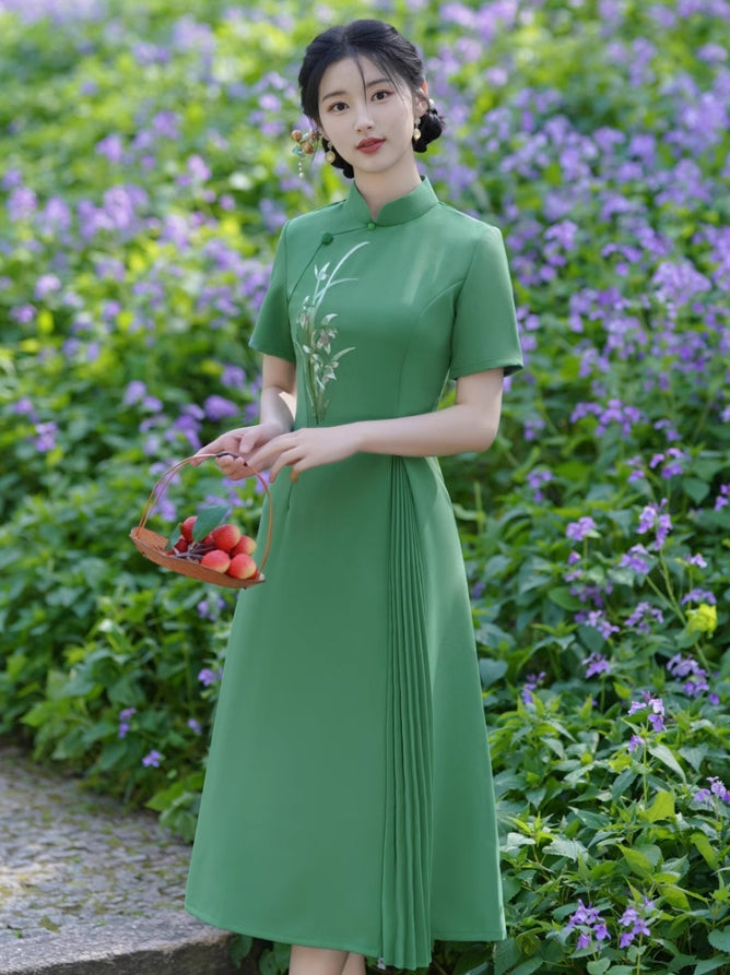 Green A-line cheongsam. Short sleeve cheongsam.