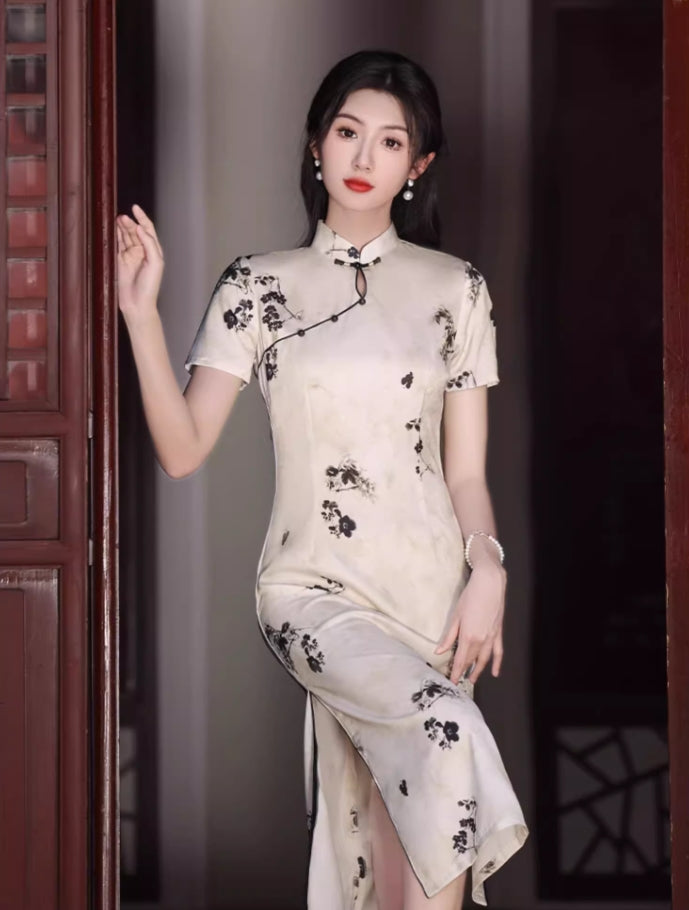 Traditional short-sleeved cheongsam. Floral cheongsam.