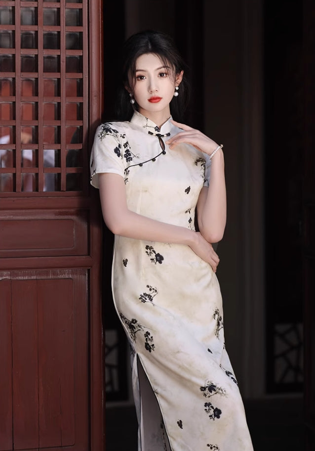 Traditional short-sleeved cheongsam. Floral cheongsam.