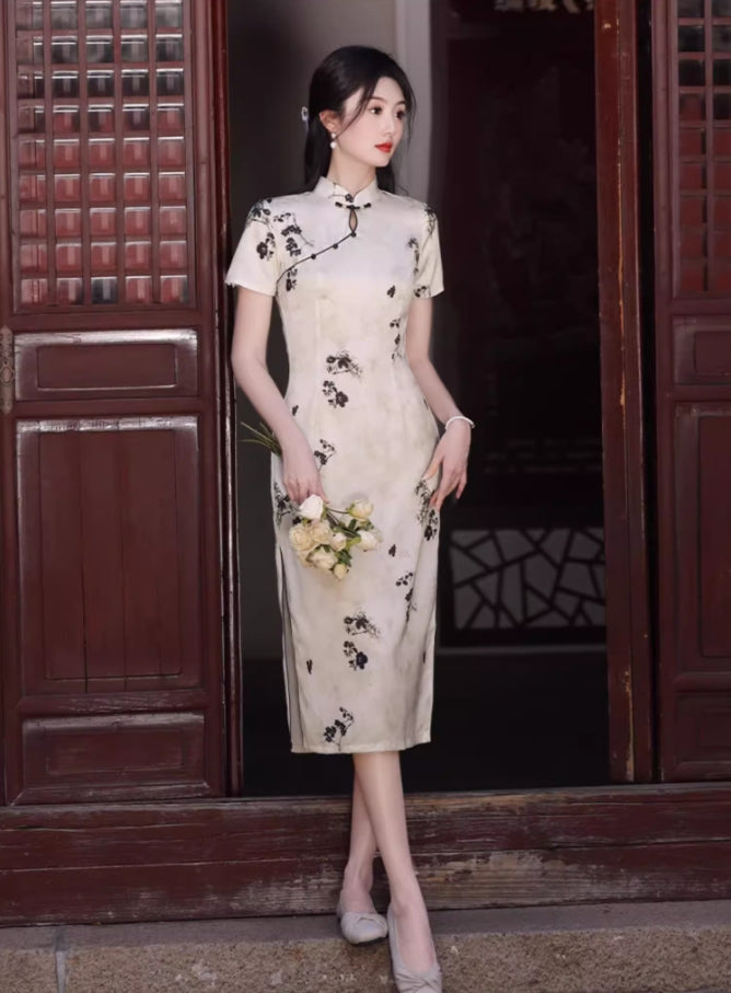 Traditional short-sleeved cheongsam. Floral cheongsam.