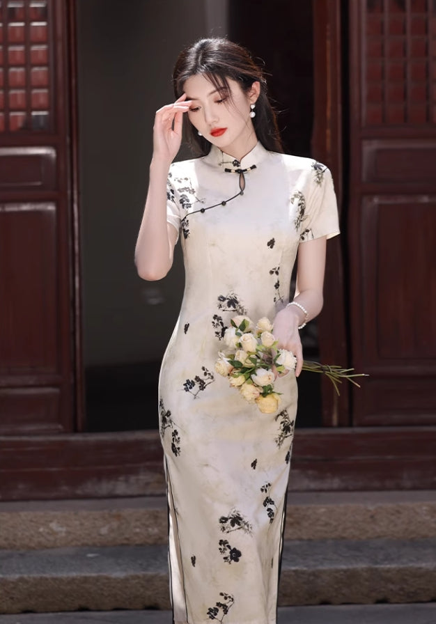 Traditional short-sleeved cheongsam. Floral cheongsam.