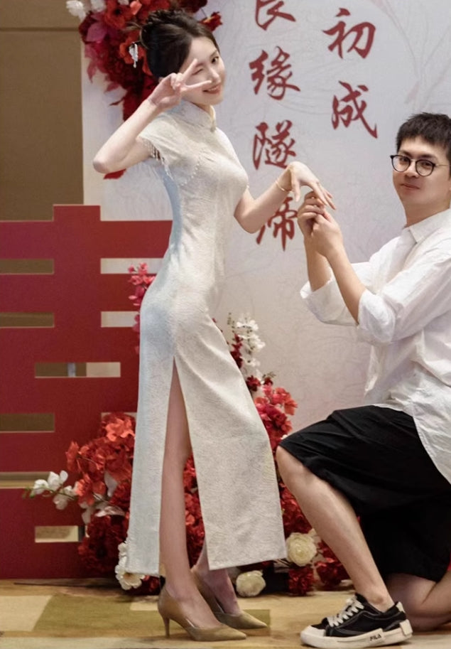 White cheongsam. Bridal dress. wedding dress.