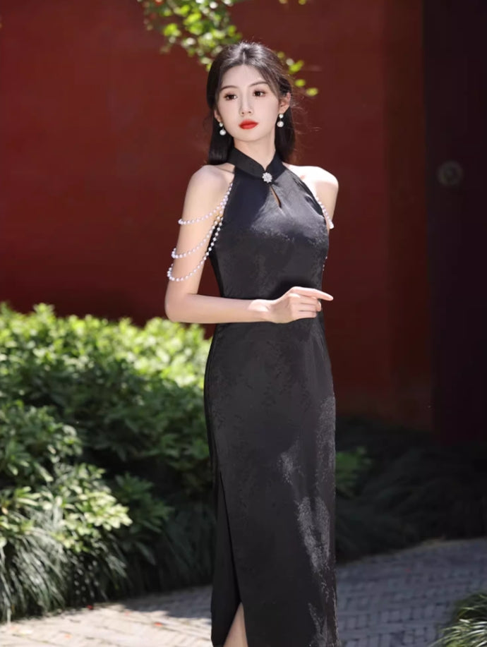 Black sleeveless cheongsam with pearl chain.