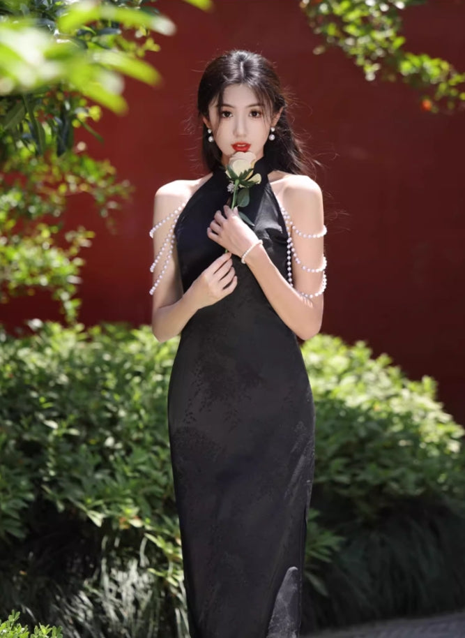 Black sleeveless cheongsam with pearl chain.