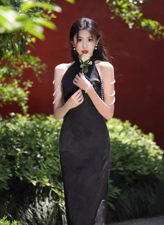 Black sleeveless cheongsam with pearl chain.