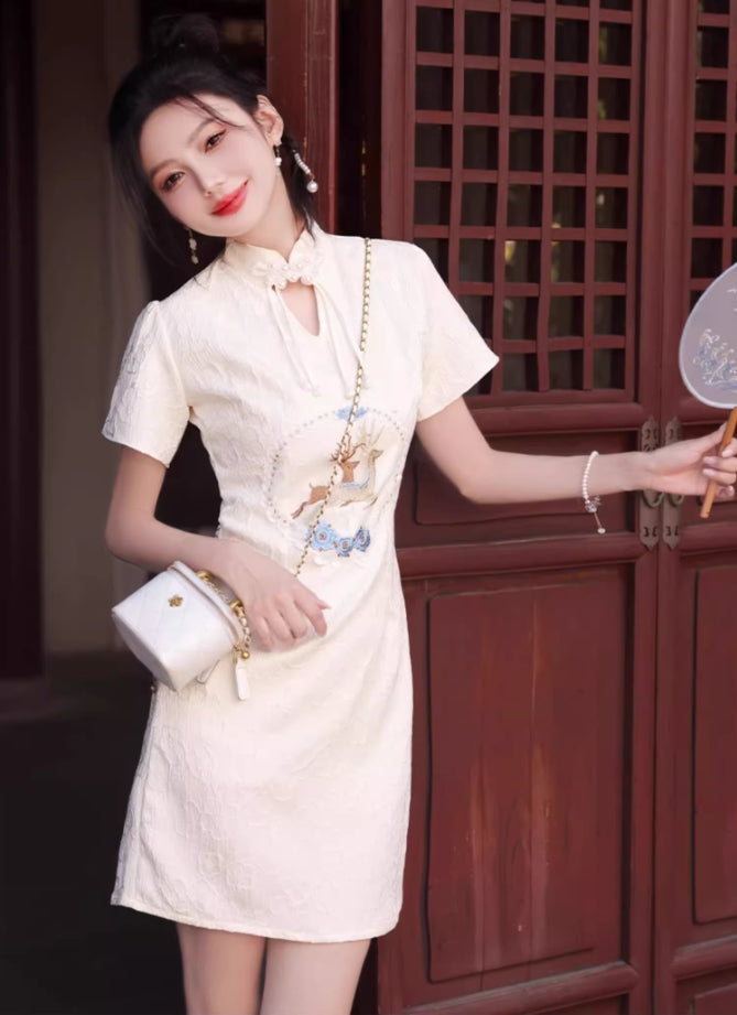 White cheongsam. Short sleeve cheongsam. White skirt. for you.