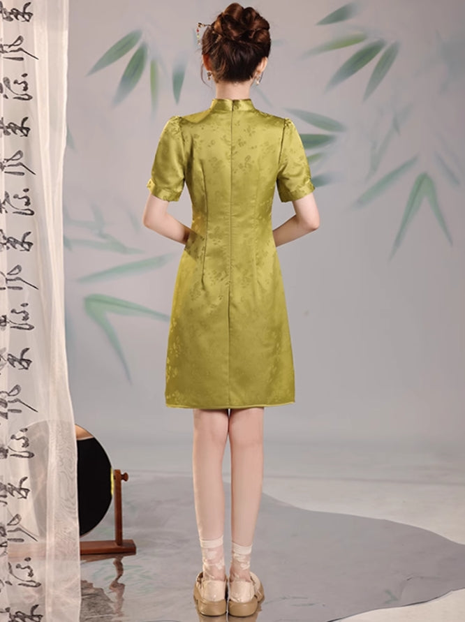 Green cheongsam. Short sleeve cheongsam. Green skirt. for you.