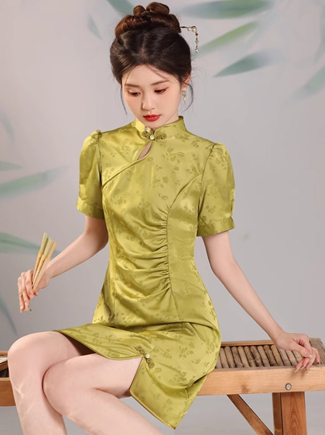 Green cheongsam. Short sleeve cheongsam. Green skirt. for you.