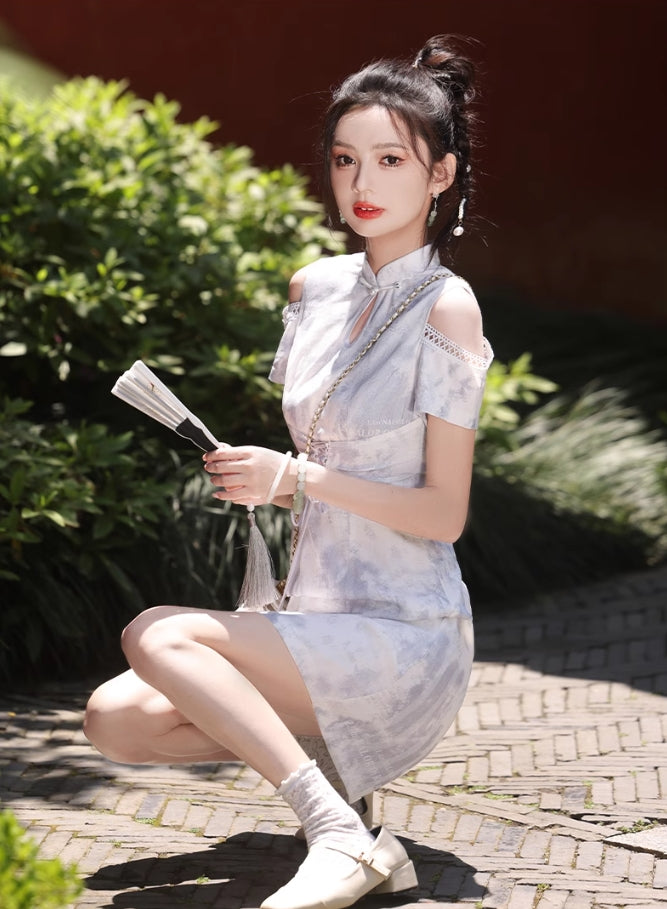 Off-the-shoulder cheongsam. Short sleeve cheongsam. Short skirt.