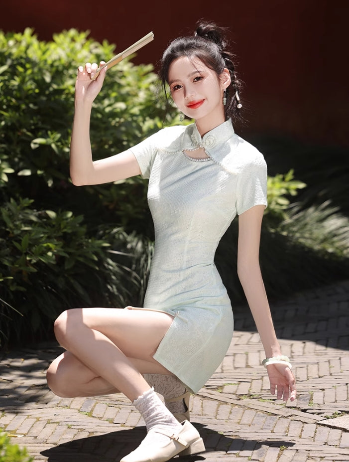 Green cheongsam. Short sleeve cheongsam. Green skirt.