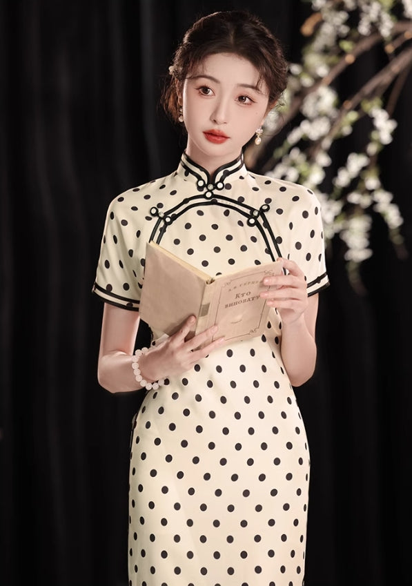 Polka dot cheongsam. Champagne color short-sleeved cheongsam.