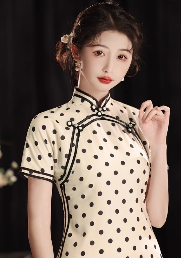 Polka dot cheongsam. Champagne color short-sleeved cheongsam.