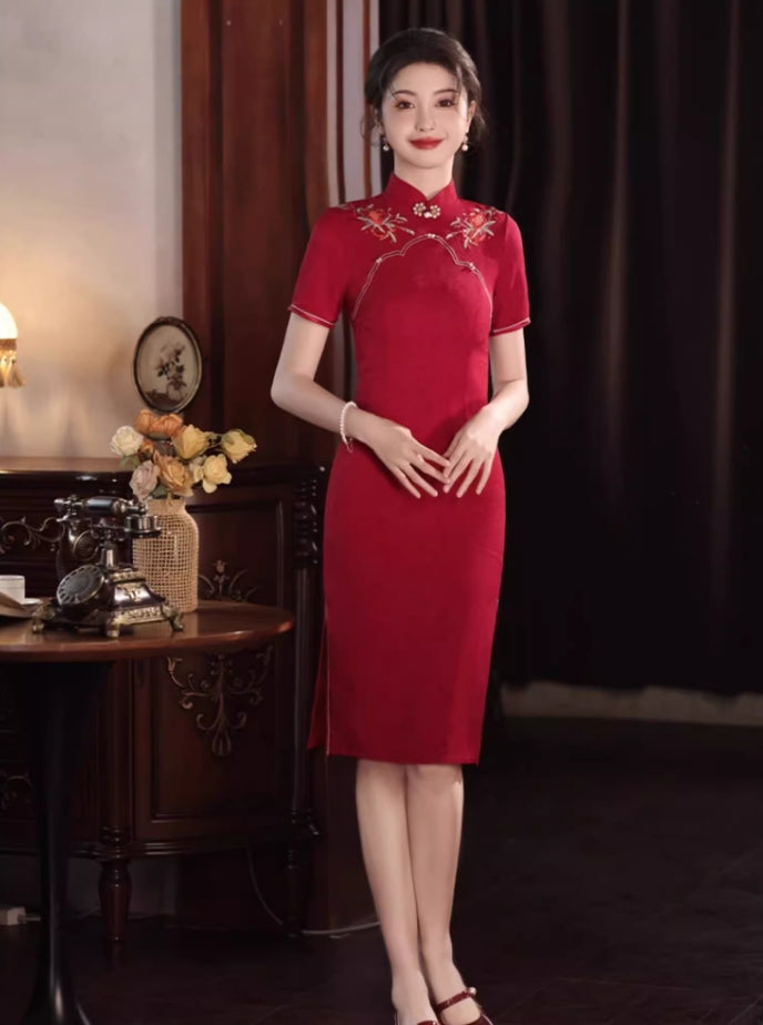 Red cheongsam. Short sleeve cheongsam. Chinese wedding dress.