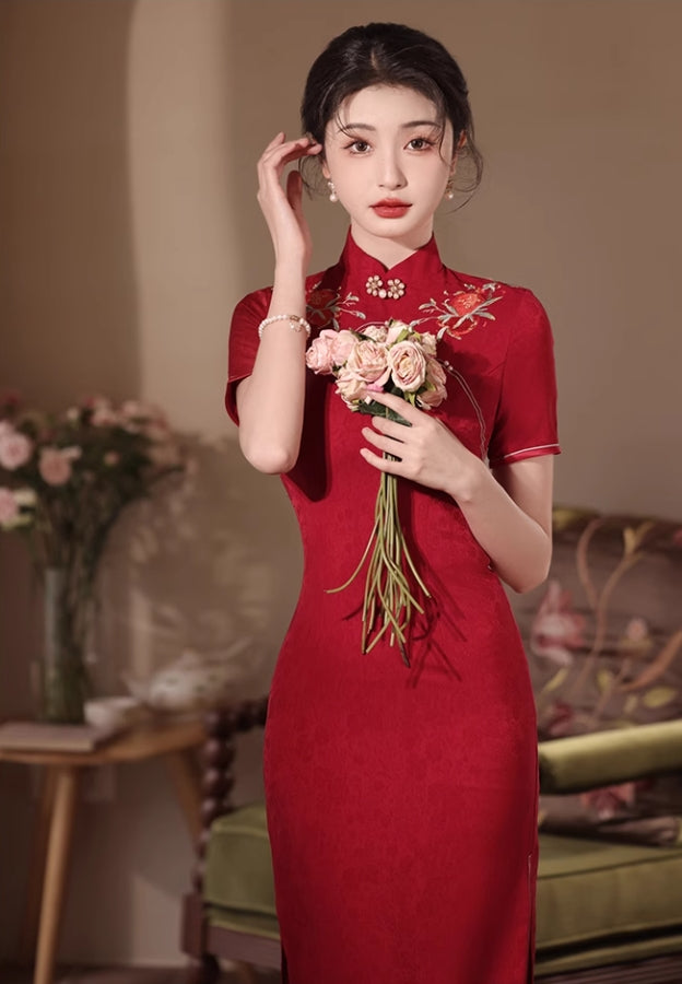 Red cheongsam. Short sleeve cheongsam. Chinese wedding dress.