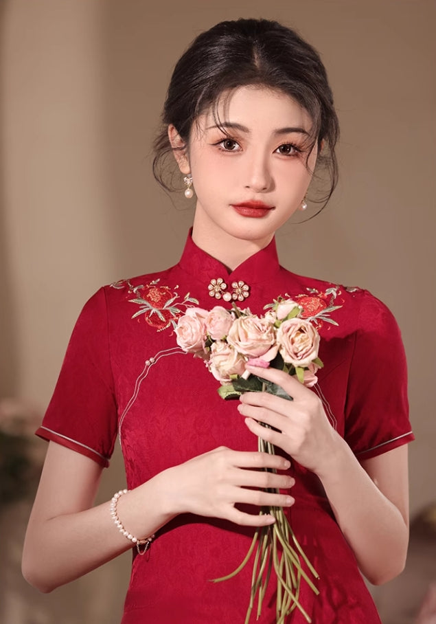 Red cheongsam. Short sleeve cheongsam. Chinese wedding dress.