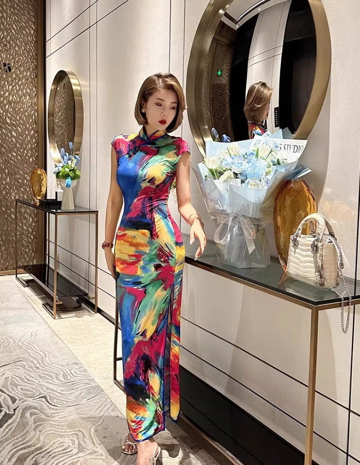 Colorful short-sleeved cheongsam.