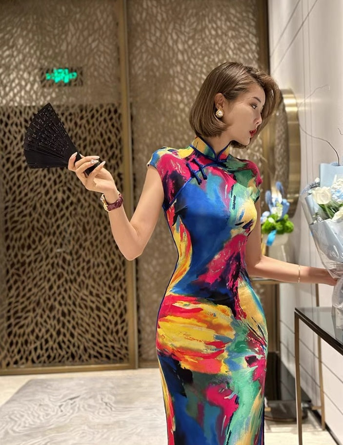 Colorful short-sleeved cheongsam.