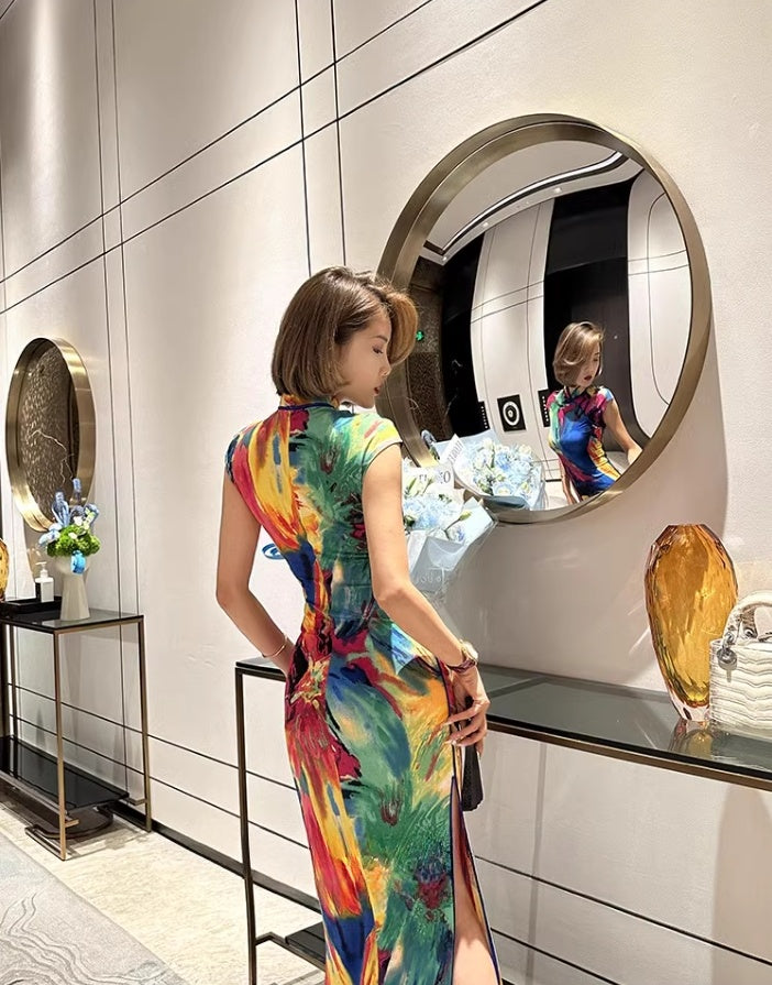 Colorful short-sleeved cheongsam.