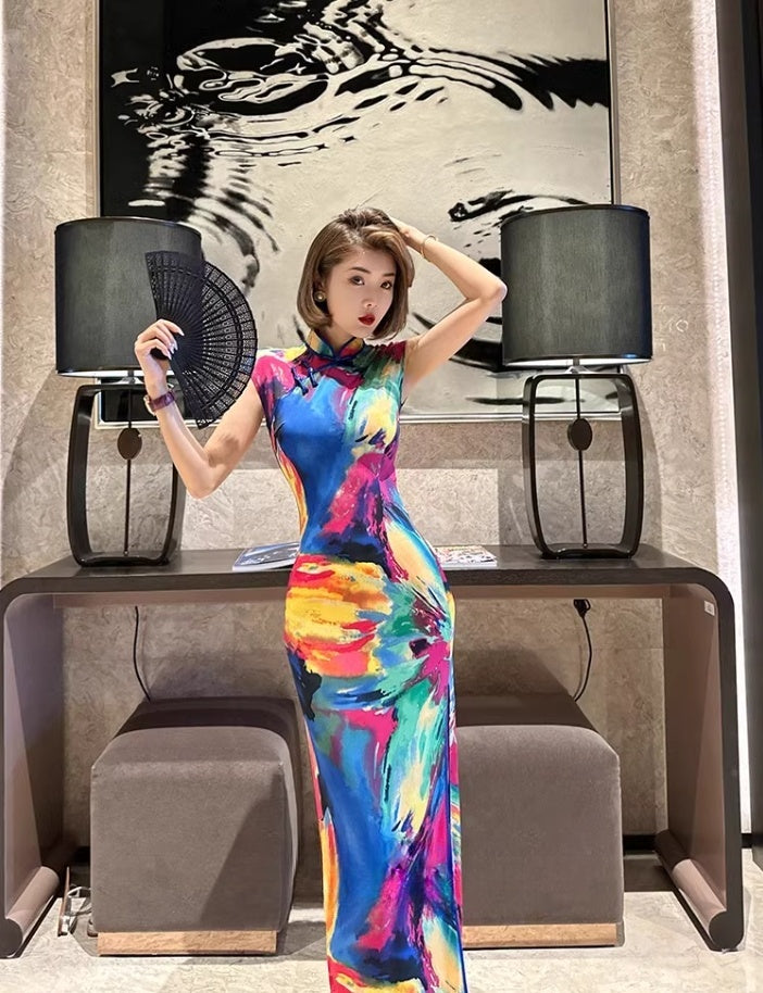 Colorful short-sleeved cheongsam.