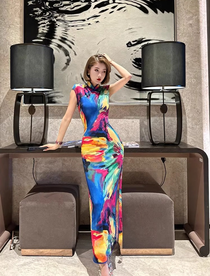 Colorful short-sleeved cheongsam.