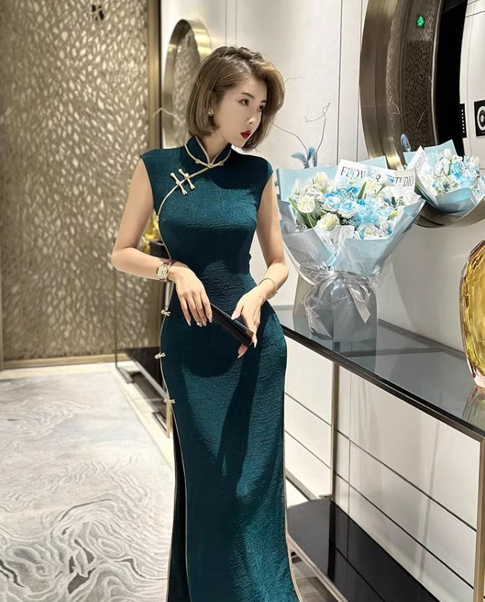 Green sleeveless cheongsam.