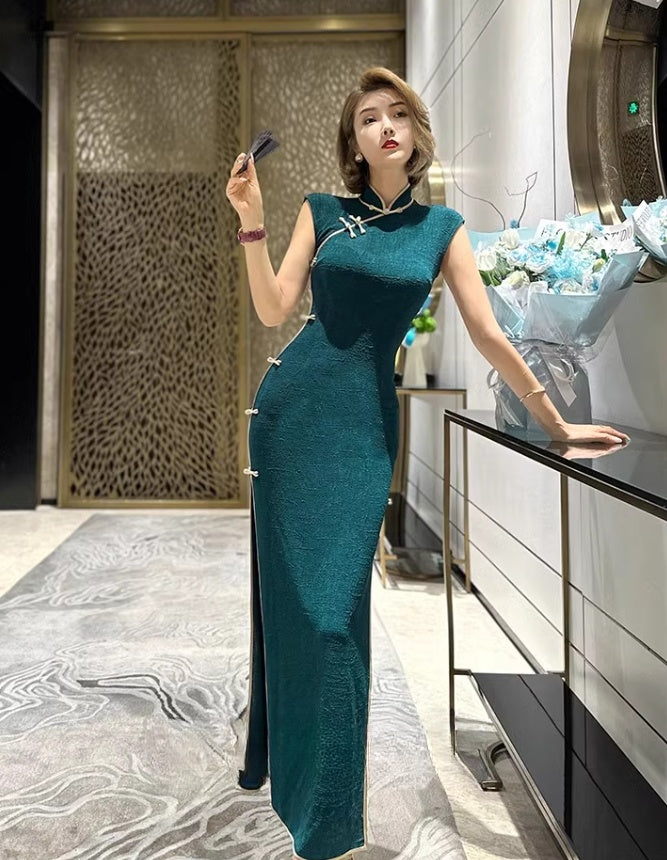 Green sleeveless cheongsam.