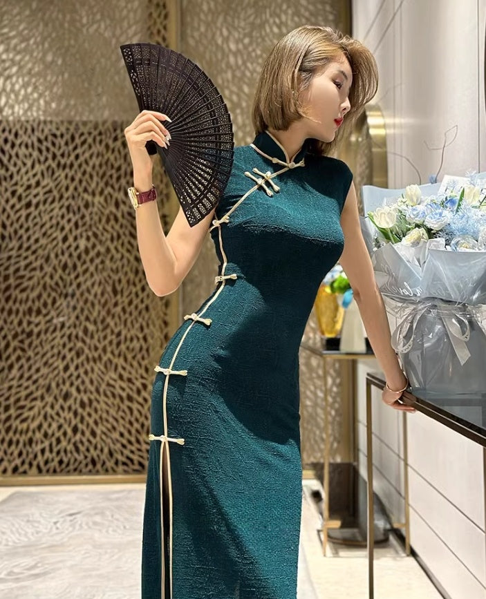 Green sleeveless cheongsam.