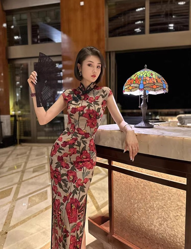 Floral short-sleeved cheongsam.