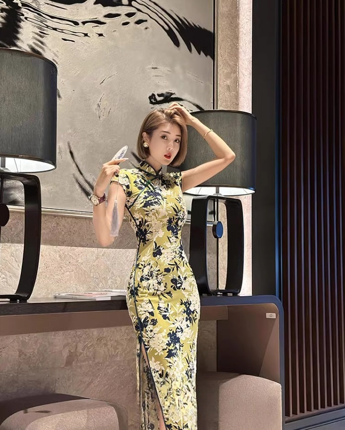 Yellow cheongsam. Floral short-sleeved cheongsam.