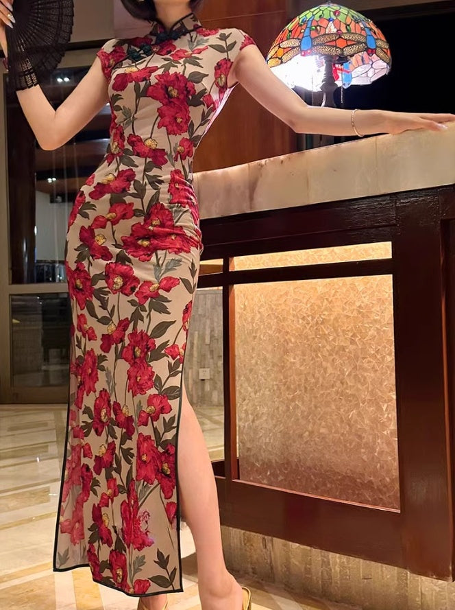 Floral short-sleeved cheongsam.