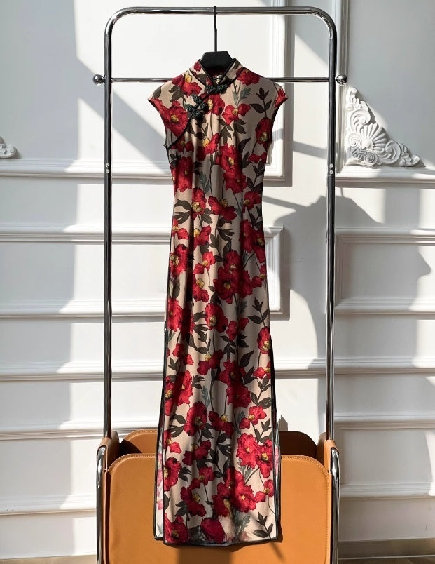 Floral short-sleeved cheongsam.