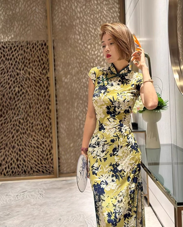 Yellow cheongsam. Floral short-sleeved cheongsam.