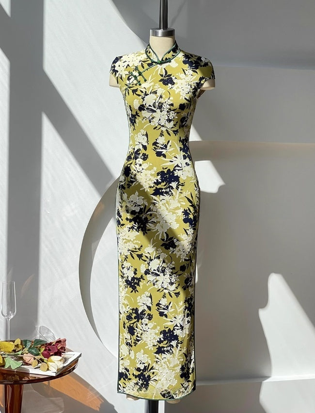 Yellow cheongsam. Floral short-sleeved cheongsam.