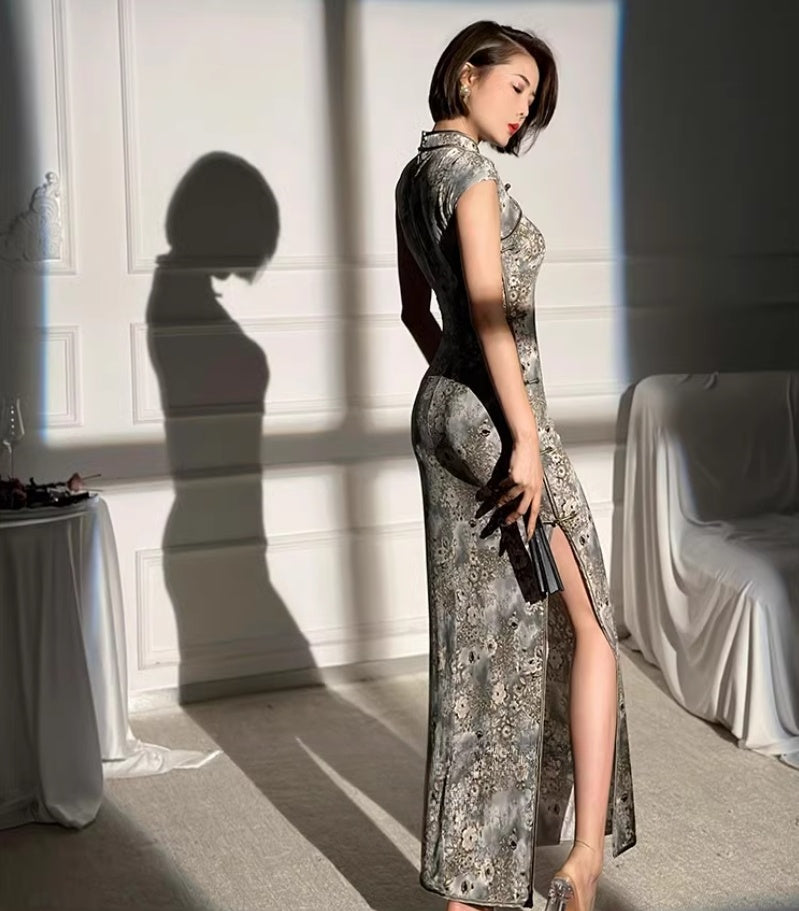 Gray floral cheongsam. Sleeveless gown. Chinese robe.