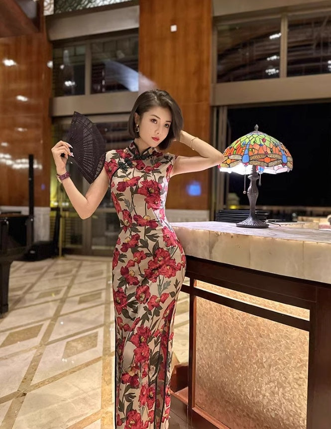 Floral short-sleeved cheongsam.