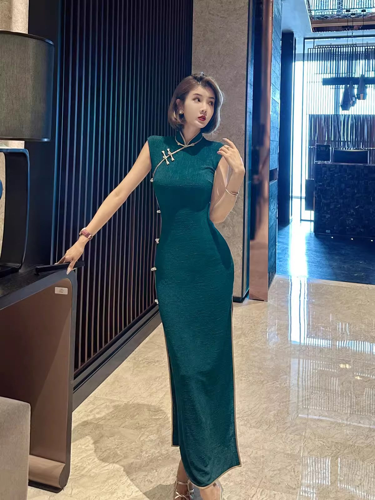 Green sleeveless cheongsam.