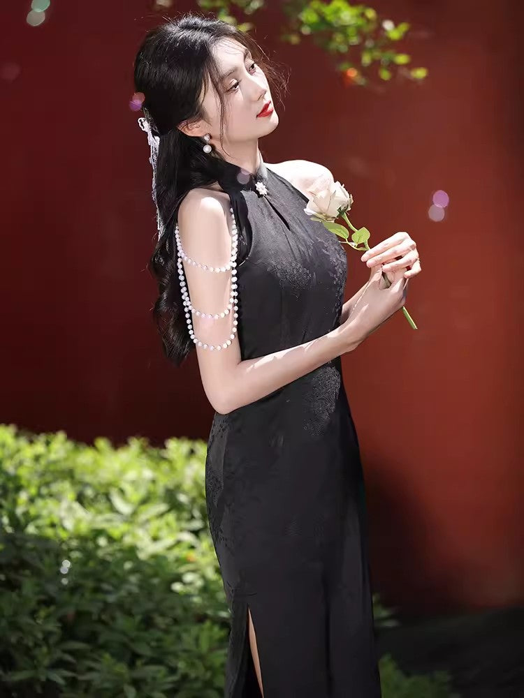 Black sleeveless cheongsam with pearl chain.