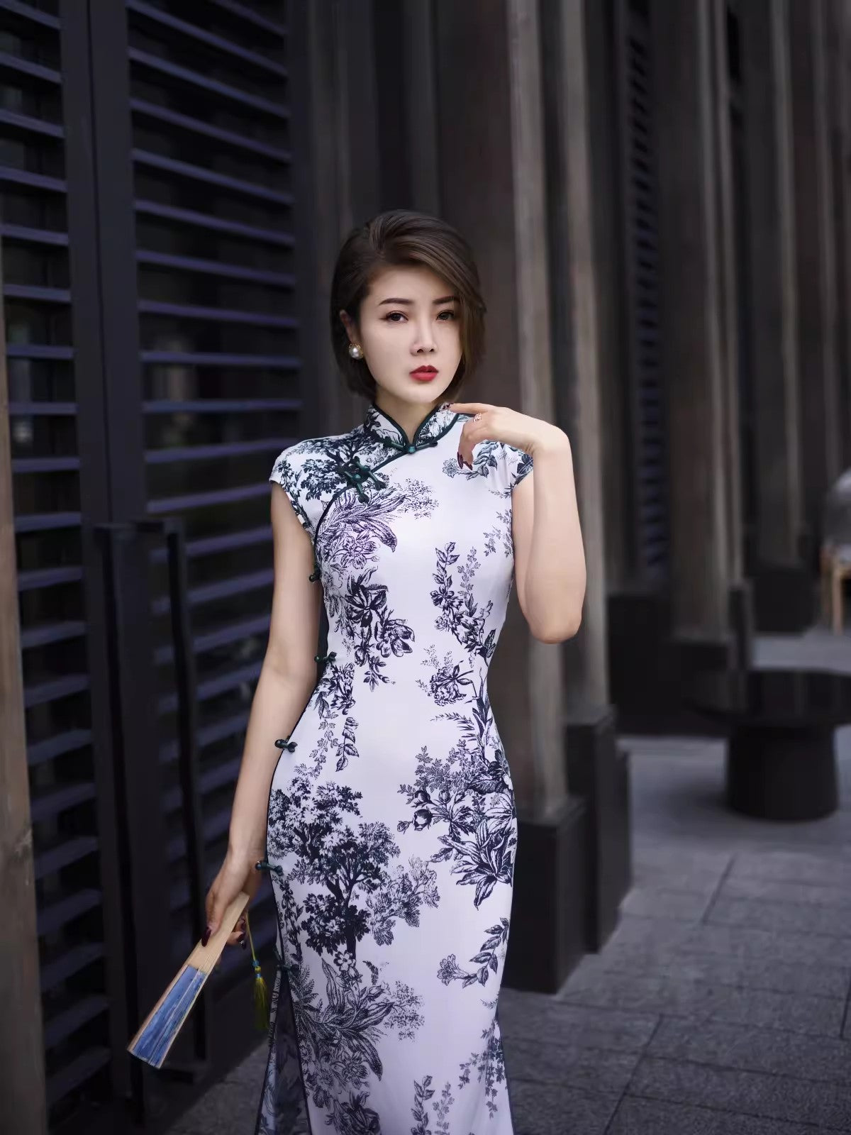 White floral cheongsam. Ball gown. Chinese dress.