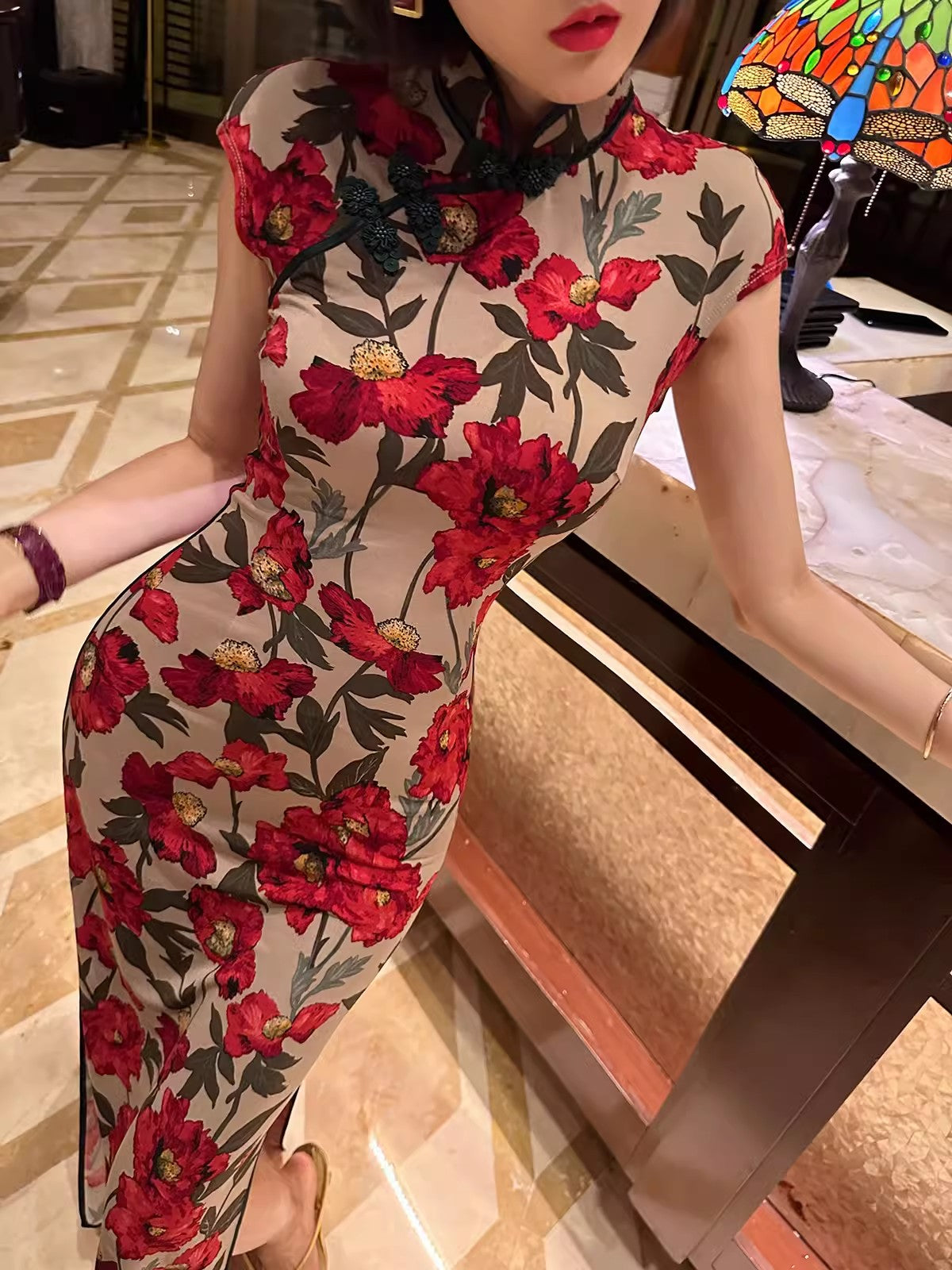 Floral short-sleeved cheongsam.