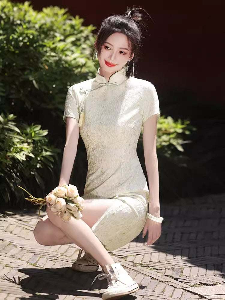 Green cheongsam. Short sleeve cheongsam. Green skirt.