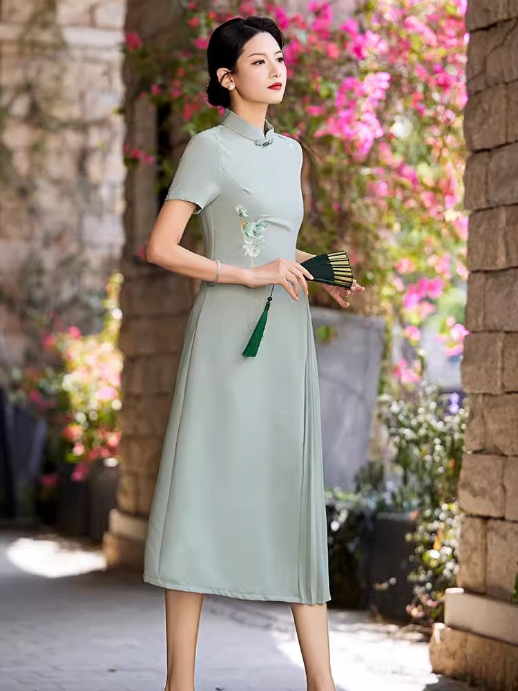 Green A-line cheongsam. Short sleeve cheongsam.