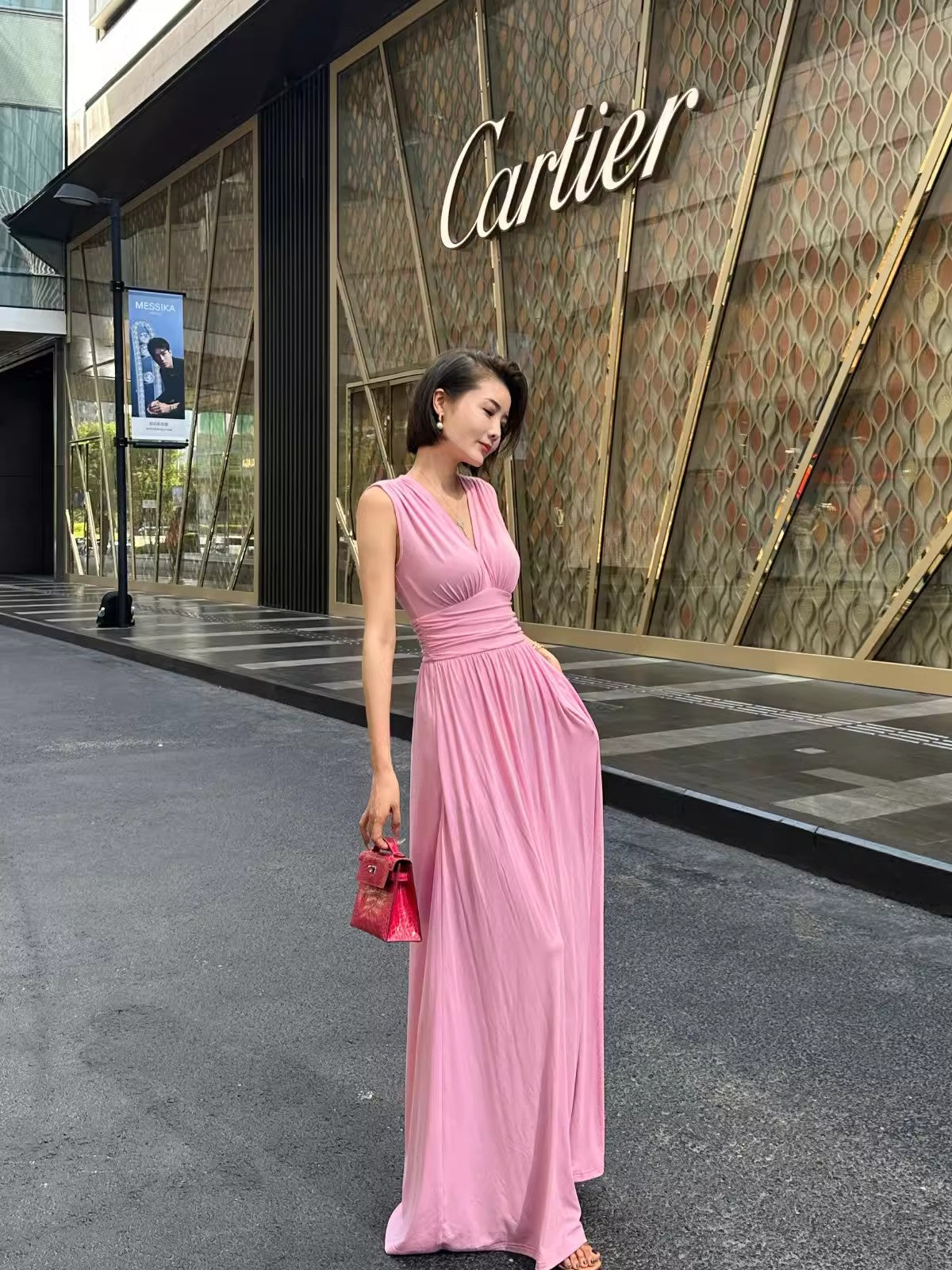 Retro elegant pink sleeveless gown. ball gown.