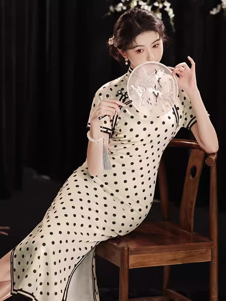 Polka dot cheongsam. Champagne color short-sleeved cheongsam.