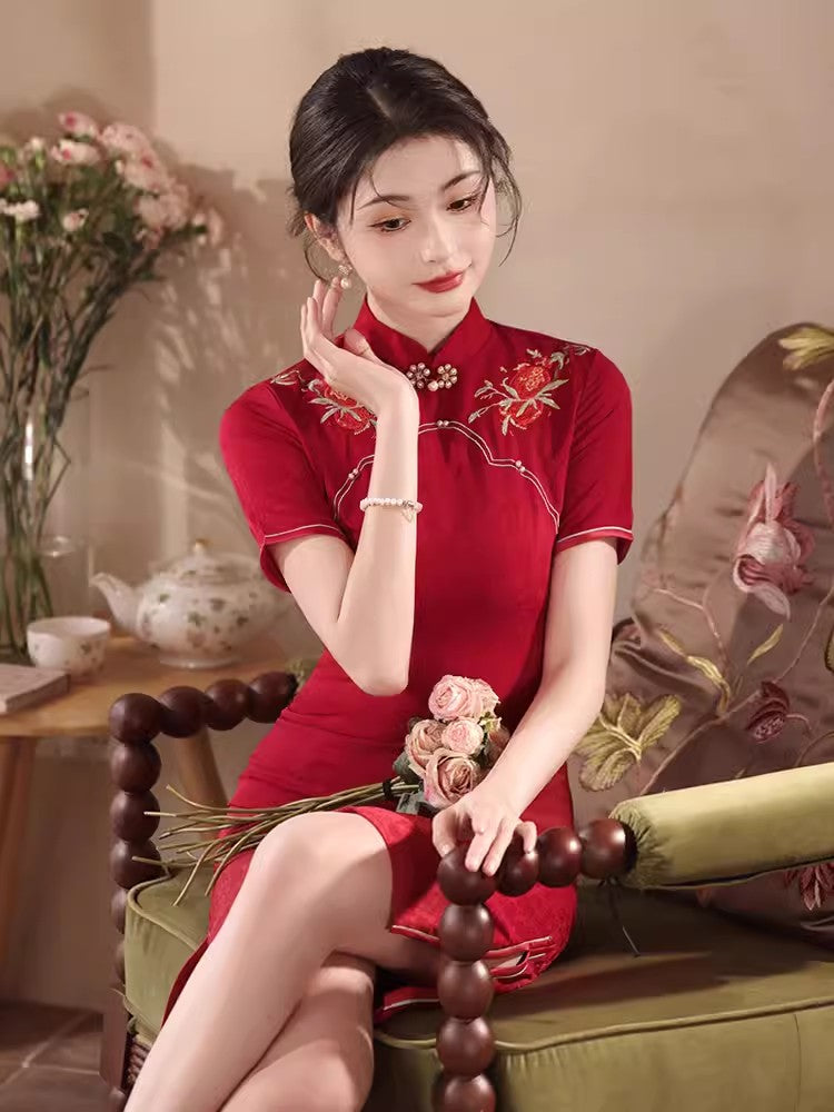 Red cheongsam. Short sleeve cheongsam. Chinese wedding dress.