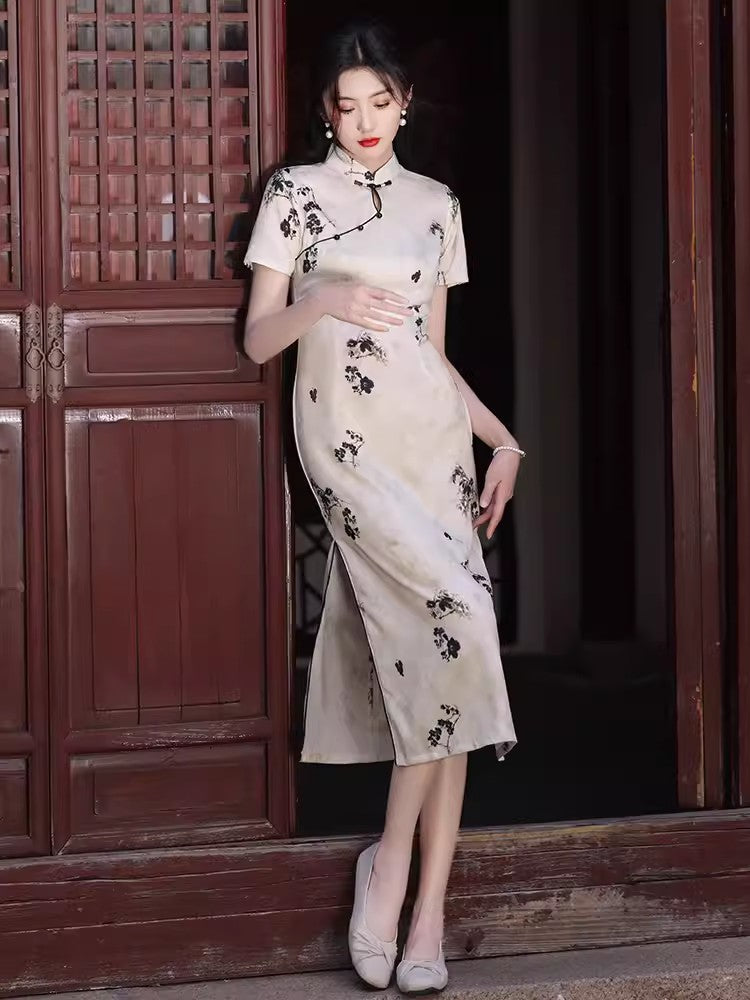 Traditional short-sleeved cheongsam. Floral cheongsam.