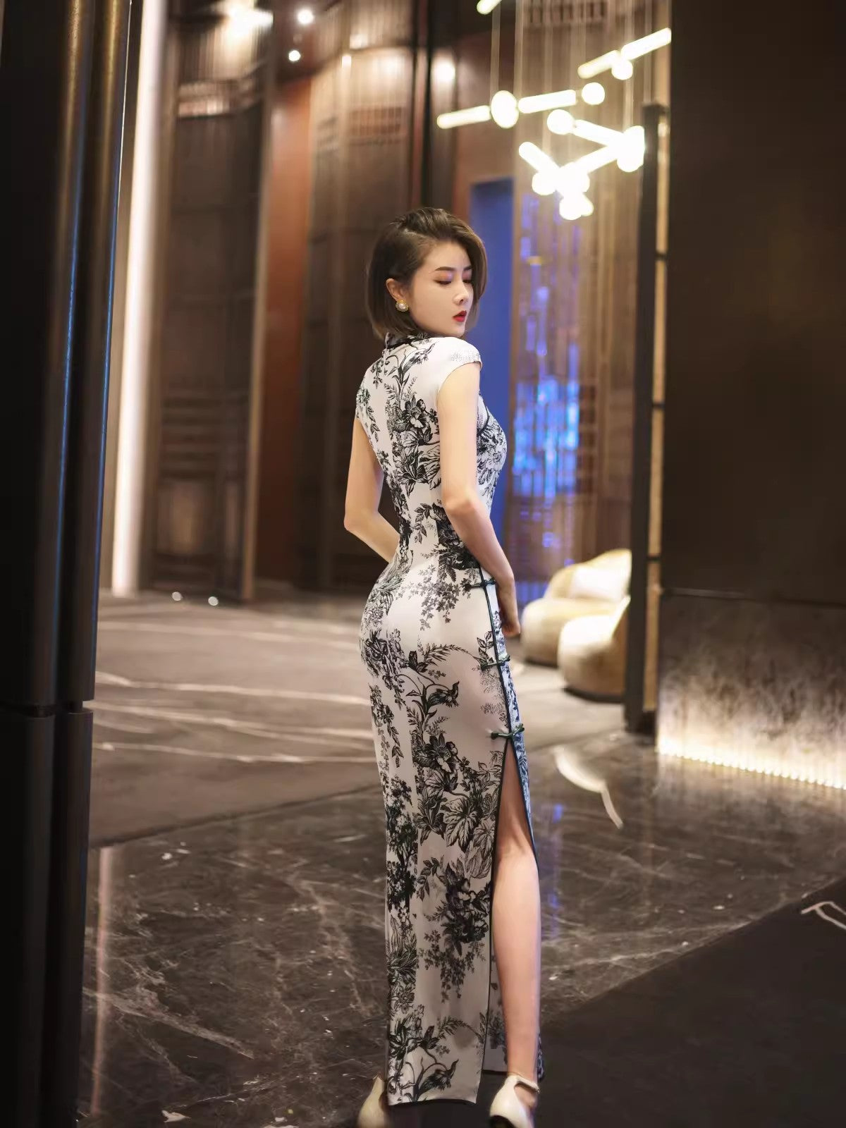 White floral cheongsam. Ball gown. Chinese dress.